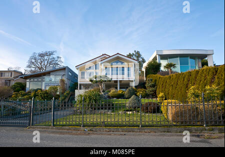 Luxury homes overlooking the ocean in Greater Victoria, British Columbia, Canada.  Houses on Esplanade in Oak Bay. Stock Photo