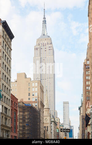 Empire State Building seen from Fifth Avenue with buildings in New York Stock Photo