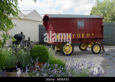 Shepherd's hut at the entrance to Burford Garden Centre in the Cotswolds, Oxfordshire, UK. Stock Photo