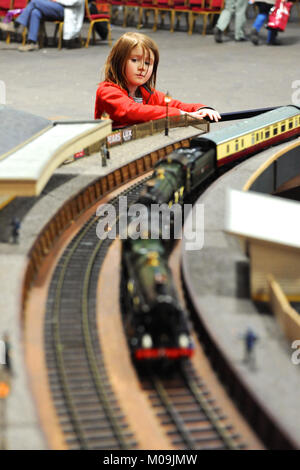 London, UK. 19th Jan, 2018. A child watching a 16mm narrow gauge train at the London Model Engineering Exhibition which opened today at Alexandra Palace, London. The show, which is now in its 22nd year, attracts around 14,000 visitors and is the largest one of its kind in the UK. Credit: Michael Preston/Alamy Live News Stock Photo