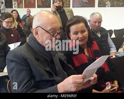 Basel, Switzerland. 19th Jan, 2018. German artist Georg Baselitz (L) and his wife Elke sit next to each other at the Fondation Beyeler in Riehen near Basel, Switzerland, 19 January 2018. The Fondation Beyeler is showcasing 81 paintings and 12 sculptures of Baselitz's artisitic work spanning six years of his life's work. Credit: Christiane Oelrich/dpa/Alamy Live News Stock Photo