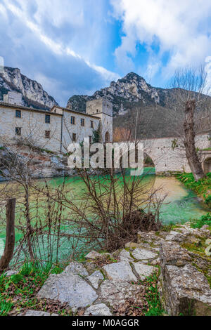 Abbazia di San Vittore alle Chiuse (Italy) - A medieval village in stone with catholic abbey in the municipal og Genga, Marche region, beside Frasassi Stock Photo