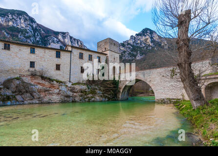 Abbazia di San Vittore alle Chiuse (Italy) - A medieval village in stone with catholic abbey in the municipal og Genga, Marche region, beside Frasassi Stock Photo