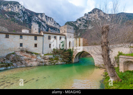 Abbazia di San Vittore alle Chiuse (Italy) - A medieval village in stone with catholic abbey in the municipal og Genga, Marche region, beside Frasassi Stock Photo