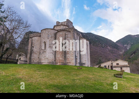 Abbazia di San Vittore alle Chiuse (Italy) - A medieval village in stone with catholic abbey in the municipal og Genga, Marche region, beside Frasassi Stock Photo