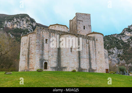 Abbazia di San Vittore alle Chiuse (Italy) - A medieval village in stone with catholic abbey in the municipal og Genga, Marche region, beside Frasassi Stock Photo