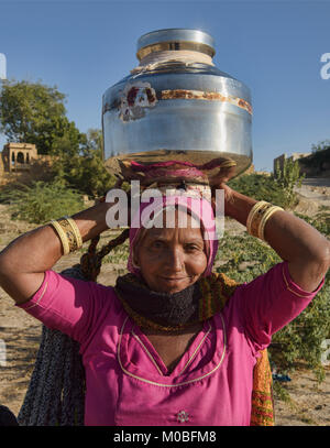 Carrying water in the desert, Jaisalmer, Rajasthan, India Stock Photo