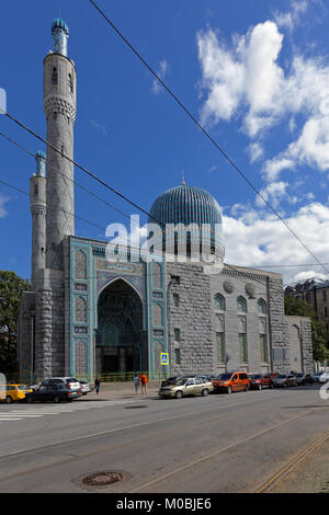 St. Petersburg, Russia - August 12, 2016: People at the Saint Petersburg Mosque. When it was opened in 1913, it was the largest mosque in Europe outsi Stock Photo