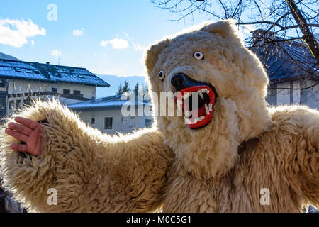 Bad Hofgastein: Perchtenlauf (Percht Perchten mask procession):  Bär (bear), Pongau, Salzburg, Austria Stock Photo