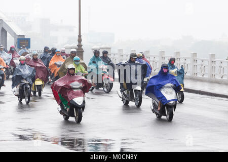 Traffic on the Trang Tien bridge in Hue, Vietnam Stock Photo