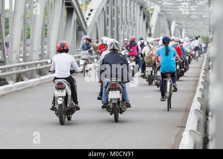 Traffic on the Trang Tien bridge in Hue, Vietnam Stock Photo