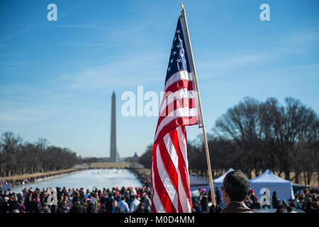 Washington DC, USA. 20th Jan, 2018. Jan. 20th Jan, 2018. People gather during the Women's March around Lincoln Memorial in Washington, DC, on Jan. 20, 2018 in Washington Credit: csm/Alamy Live News Credit: Cal Sport Media/Alamy Live News