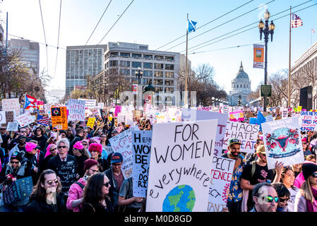 San Francisco, California, USA. 20th January, 2018. The 2018 Women's March in San Francisco, organized by Women's March Bay Area. A huge crowd of people marches down Market Street holding many colorful signs for the protest march. Stock Photo