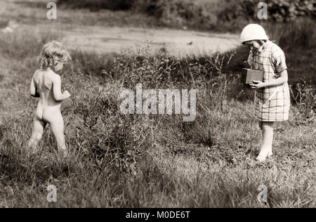 1930's press photo - girl taking photo with a box camera Stock Photo