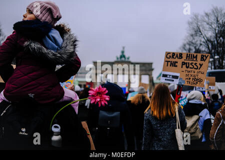 Berlin, Germany. 21st Jan, 2018. Hundreds protest at the Women's march in Berlin for the rights of women all over the world. Credit: Lorena De La Cuesta/SOPA/ZUMA Wire/Alamy Live News Stock Photo