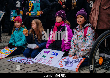 Berlin, Germany. 21st Jan, 2018. Children seen participating as hundreds protest at the Women's march in Berlin for the rights of women all over the world. Credit: Lorena De La Cuesta/SOPA/ZUMA Wire/Alamy Live News Stock Photo