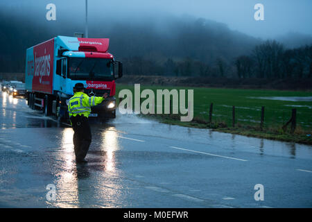 Llandre, Ceredigion Wales, Sunday 21 January 2018  Bow Street, Aberystwyth, Ceredigion Wales UK  UK Weather: Police control traffic after floodwaters inundate the main road through Bow Street on the outskirts of Aberystwyth in Mid Wales after hours of torrential rain   photo © Keith Morris / Alamy Live News Stock Photo