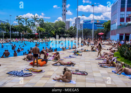 January 21, 2018 - SÃ¢O Paulo, SÃ£o Paulo, Brazil - SAO PAULO SP, SP 21/01/2018 SUMMER IN SÃƒO PAULOi: Bathers having fun on the pools of Sesc Belenzinho, today the thermal sensation reached 35 degrees in the city of SÃ£o Paulo, January 21, 2018. Credit: Cris Faga/ZUMA Wire/Alamy Live News Stock Photo
