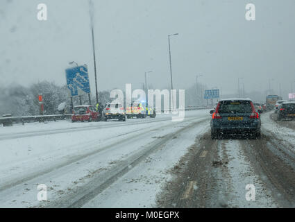 M8, Glasgow, Scotland, United Kingdom, 21st January 2018. Very difficult driving conditions on the M8 today, in heavy snow. Traffic Police busy helping motorists Stock Photo