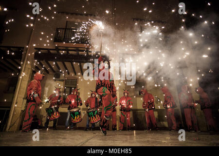 Vilaseca, Catalonia, Spain. 20th Jan, 2018. Participants of the ''Ball de Diables'', dance of devils, dance with costumes and fireworks during the celebrations of the ''Nit del Foc'', night of fire, in the Vilaseca village, Spain. Credit: Celestino Arce/ZUMA Wire/Alamy Live News Stock Photo