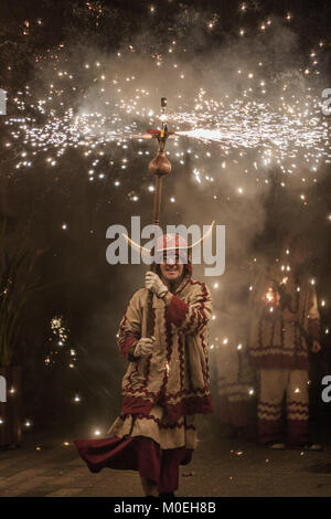 Vilaseca, Catalonia, Spain. 20th Jan, 2018. Participant of the ''Ball de Diables'', dance of devils, runs with fireworks during the celebrations of the ''Nit del Foc'', night of fire, in the Vilaseca village, Spain. Credit: Celestino Arce/ZUMA Wire/Alamy Live News Stock Photo