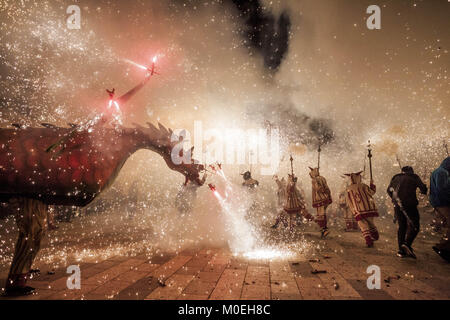 Vilaseca, Catalonia, Spain. 20th Jan, 2018. Dragon figure with fireworks in the ''Ball de Diables'', dance of devils, during the celebrations of the ''Nit del Foc'', night of fire, in the Vilaseca village, Spain. Credit: Celestino Arce/ZUMA Wire/Alamy Live News Stock Photo