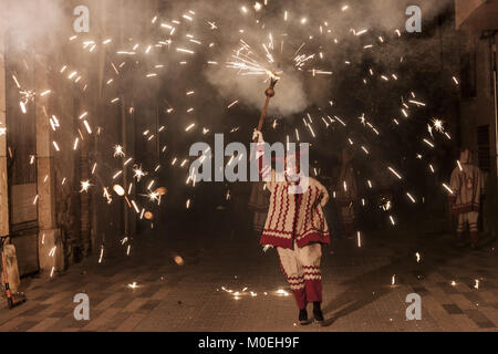 Vilaseca, Catalonia, Spain. 20th Jan, 2018. Participant of the ''Ball de Diables'', dance of devils, runs with fireworks during the celebrations of the ''Nit del Foc'', night of fire, in the Vilaseca village, Spain. Credit: Celestino Arce/ZUMA Wire/Alamy Live News Stock Photo