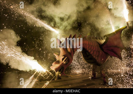 Vilaseca, Catalonia, Spain. 20th Jan, 2018. Dragon figure with fireworks in the ''Ball de Diables'', dance of devils, during the celebrations of the ''Nit del Foc'', night of fire, in the Vilaseca village, Spain. Credit: Celestino Arce/ZUMA Wire/Alamy Live News Stock Photo