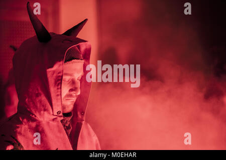 Vilaseca, Catalonia, Spain. 20th Jan, 2018. Participant of the ''Ball de Diables'', dance of devils, with costumes during the celebrations of the ''Nit del Foc'', night of fire, in the Vilaseca village, Spain. Credit: Celestino Arce/ZUMA Wire/Alamy Live News Stock Photo