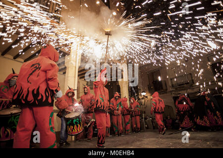 Vilaseca, Catalonia, Spain. 20th Jan, 2018. Participants of the ''Ball de Diables'', dance of devils, run with fireworks during the celebrations of the ''Nit del Foc'', night of fire, in the Vilaseca village, Spain. Credit: Celestino Arce/ZUMA Wire/Alamy Live News Stock Photo