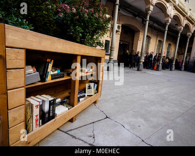 Barcelona, Spain. 21st Jan, 2018. The visitors could see some spaces of the old prison 'La Model' in Barcelona, Spain. The entrance is now a civic centre.   The Major of Barcelona, Ada Colau, reopened the former Model Prison (La Model) as a citizen, civic and cultural centre. After the act, visitors have entered the prison to walk into the galleries and the courtyard. Credit: Mariano Anton/Alamy Live News Stock Photo