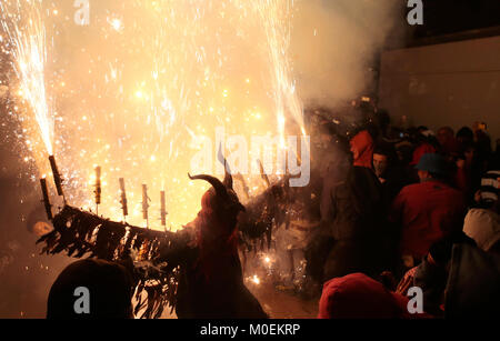 Palma De Mallorca, Spain. 21st Jan, 2018. Revellers dressed as devils and holding fireworks take part in a traditional Correfoc (fire run) in Palma de Mallorca. correfoc is a traditional celebration amongst Catalonia, Valencia and the Balearic islands where fire and pyrotechnics is usually used while people dressed as devils dance and participates the crowd. Credit: zixia/Alamy Live News Stock Photo