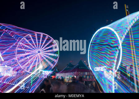 West Palm Beach, Florida, USA. 21st Jan, 2018. Hundreds of fair guests are seen walking in between a Ferris wheel and the ''Free Bird'' ride at the South Florida Fair in West Palm Beach, FL, on Sunday, January 21, 2018. Thousands of visitors come to the South Florida Fair to play games, eat food and see attractions during the fair's January 12-28 run. Credit: Andres Leiva/The Palm Beach Post/ZUMA Wire/Alamy Live News Stock Photo