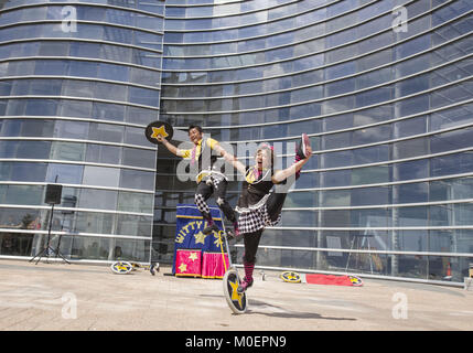 Christchurch, Canterbury, New Zealand. 22nd Jan, 2018. Award-winning duo Witty Look -unicycle world champion DAIKI IZUMIDA and acrobatic clown CHIHARU (CHEEKY) KUNISHIMA from Tokyo, Japan - performs at the 25th World Buskers Festival. Some of the world's best buskers are performing at the 10-day street festival. Credit: PJ Heller/ZUMA Wire/Alamy Live News Stock Photo