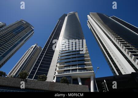 GOLD COAST, AUSTRALIA - MARCH 25, 2008: People walk in Surfers Paradise,  Gold Coast, Australia. With more than 500,000 people, it is the 6th most  popu Stock Photo - Alamy