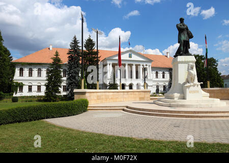 Mako, Hungary. Town in Csongrad county. Town Hall and Kossuth monument (Hungarian national hero). Stock Photo