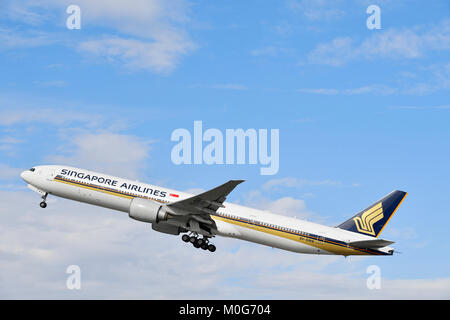 Singapore Airlines, Airbus A350-900, Start, Runway south, take of, off, start, go, ready, Munich Airport, Stock Photo