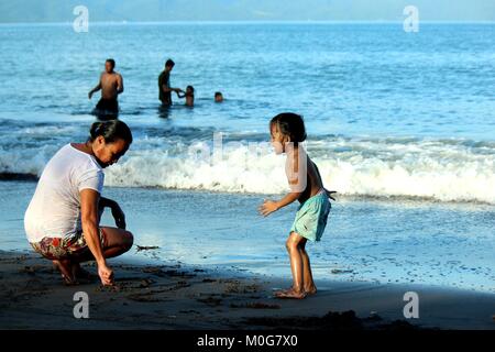 Philippines. 21st Jan, 2018. Bicolanos enjoyed playing at the Nato beach in Sangay, Camarines Sur province of Bicol (Southern province of Luzon) on Jan. 21, 2018. Credit: Gregorio B. Dantes Jr./Pacific Press/Alamy Live News Stock Photo