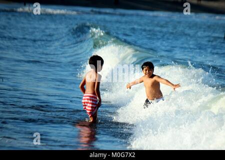 Philippines. 21st Jan, 2018. Bicolanos enjoyed playing at the Nato beach in Sangay, Camarines Sur province of Bicol (Southern province of Luzon) on Jan. 21, 2018. Credit: Gregorio B. Dantes Jr./Pacific Press/Alamy Live News Stock Photo