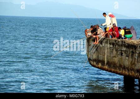 Philippines. 21st Jan, 2018. Bicolanos enjoyed fishing at the top of duck area of Nato Port in Sangay, Camarines Surprovince of Bicol (Southern province of Luzon) on Jan. 21, 2018. Credit: Gregorio B. Dantes Jr./Pacific Press/Alamy Live News Stock Photo