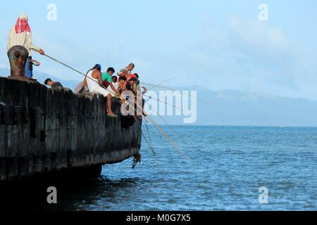 Philippines. 21st Jan, 2018. Bicolanos enjoyed fishing at the top of duck area of Nato Port in Sangay, Camarines Surprovince of Bicol (Southern province of Luzon) on Jan. 21, 2018. Credit: Gregorio B. Dantes Jr./Pacific Press/Alamy Live News Stock Photo