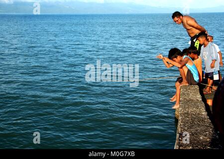 Philippines. 21st Jan, 2018. Bicolanos enjoyed fishing at the top of duck area of Nato Port in Sangay, Camarines Surprovince of Bicol (Southern province of Luzon) on Jan. 21, 2018. Credit: Gregorio B. Dantes Jr./Pacific Press/Alamy Live News Stock Photo