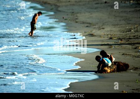 Philippines. 21st Jan, 2018. Bicolanos enjoyed playing at the Nato beach in Sangay, Camarines Sur province of Bicol (Southern province of Luzon) on Jan. 21, 2018. Credit: Gregorio B. Dantes Jr./Pacific Press/Alamy Live News Stock Photo