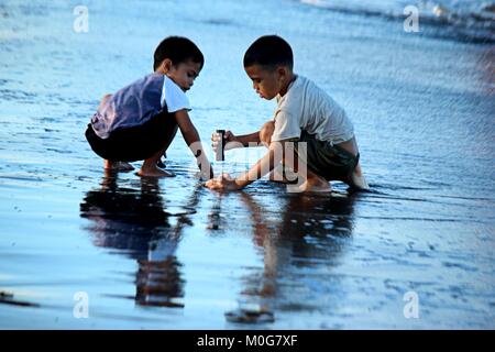 Philippines. 21st Jan, 2018. Bicolanos enjoyed playing at the Nato beach in Sangay, Camarines Sur province of Bicol (Southern province of Luzon) on Jan. 21, 2018. Credit: Gregorio B. Dantes Jr./Pacific Press/Alamy Live News Stock Photo