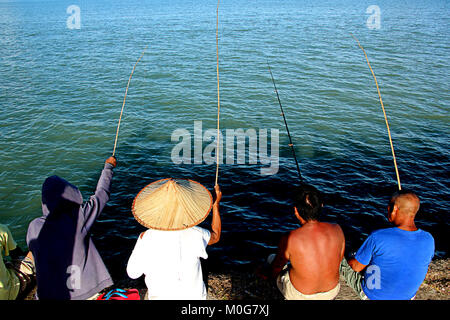 Philippines. 21st Jan, 2018. Bicolanos enjoyed fishing at the top of duck area of Nato Port in Sangay, Camarines Surprovince of Bicol (Southern province of Luzon) on Jan. 21, 2018. Credit: Gregorio B. Dantes Jr./Pacific Press/Alamy Live News Stock Photo