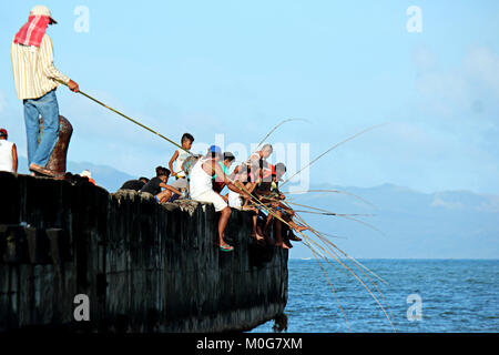 Philippines. 21st Jan, 2018. Bicolanos enjoyed fishing at the top of duck area of Nato Port in Sangay, Camarines Surprovince of Bicol (Southern province of Luzon) on Jan. 21, 2018. Credit: Gregorio B. Dantes Jr./Pacific Press/Alamy Live News Stock Photo