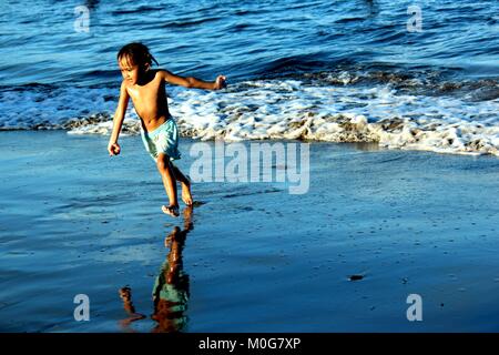 Philippines. 21st Jan, 2018. Bicolanos enjoyed playing at the Nato beach in Sangay, Camarines Sur province of Bicol (Southern province of Luzon) on Jan. 21, 2018. Credit: Gregorio B. Dantes Jr./Pacific Press/Alamy Live News Stock Photo