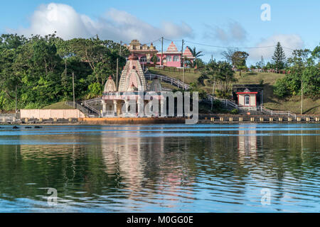 Hindu Tempel am heilhen Kratersee Ganga Talao oder Grand Bassin, Mauritius, Afrika |  Hindu temple at holy Ganga Talao or Grand Bassin crater lake, Ma Stock Photo