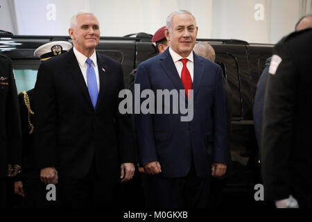 Jerusalem, Israel. 22nd Jan, 2018. Israeli Prime Minister Benjamin Netanyahu (R) receives US Vice President Mike Pence during an official welcome ceremony at the Prime Minister's office in Jerusalem, 22 January 2018. Credit: Ilia Yefimovich/dpa/Alamy Live News Stock Photo