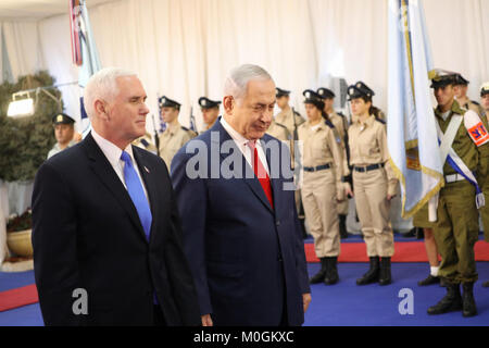 Jerusalem, Israel. 22nd Jan, 2018. Israeli Prime Minister Benjamin Netanyahu receives US Vice President Mike Pence (L) during an official welcome ceremony at the Prime Minister's office in Jerusalem, 22 January 2018. Credit: Ilia Yefimovich/dpa/Alamy Live News Stock Photo